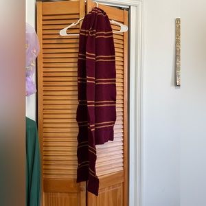 Harry Potter scarf.